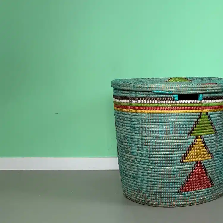 Photo d'ambiance d'un panier bleu dans une chambre d'enfant sur fond vert