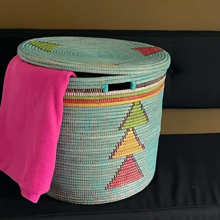 Photo d'ambiance d'un panier bleu avec une couverture rose