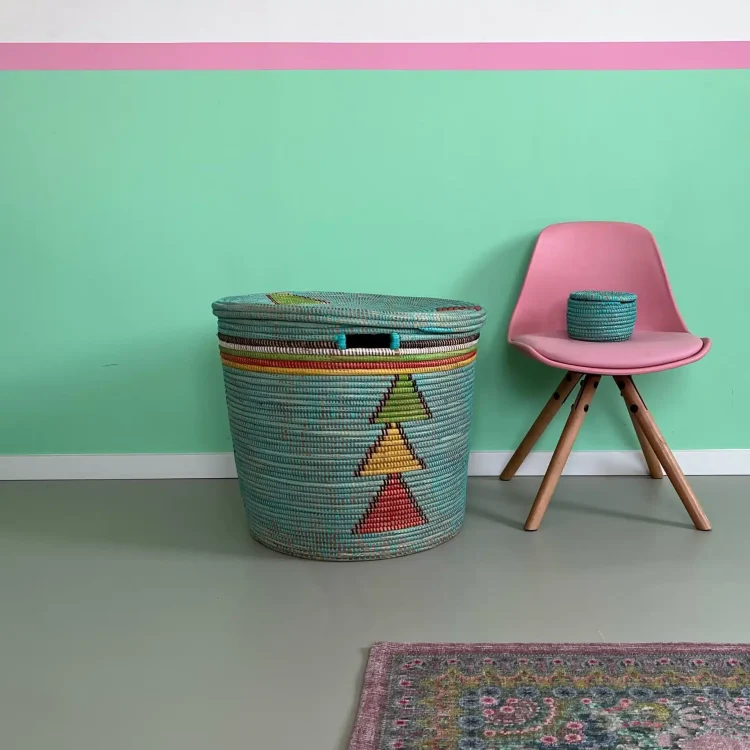 Photo d'ambiance d'un panier dans une chambre d'enfant