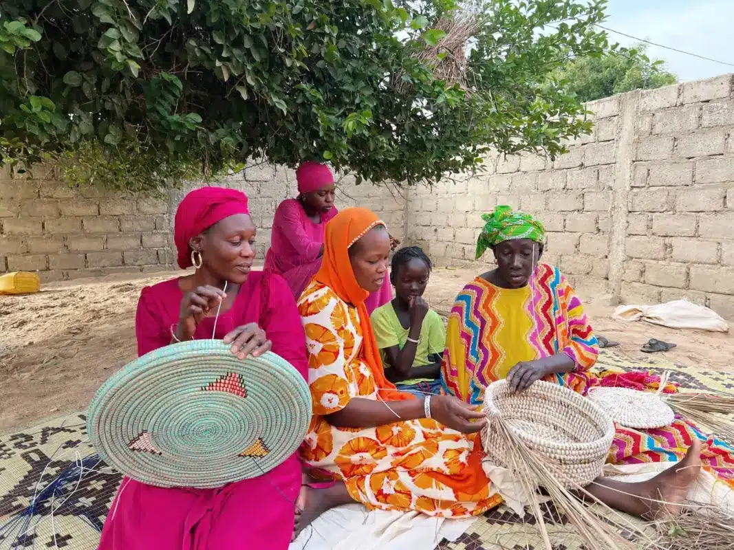 Photo d'ambiance fabrication de paniers bleus