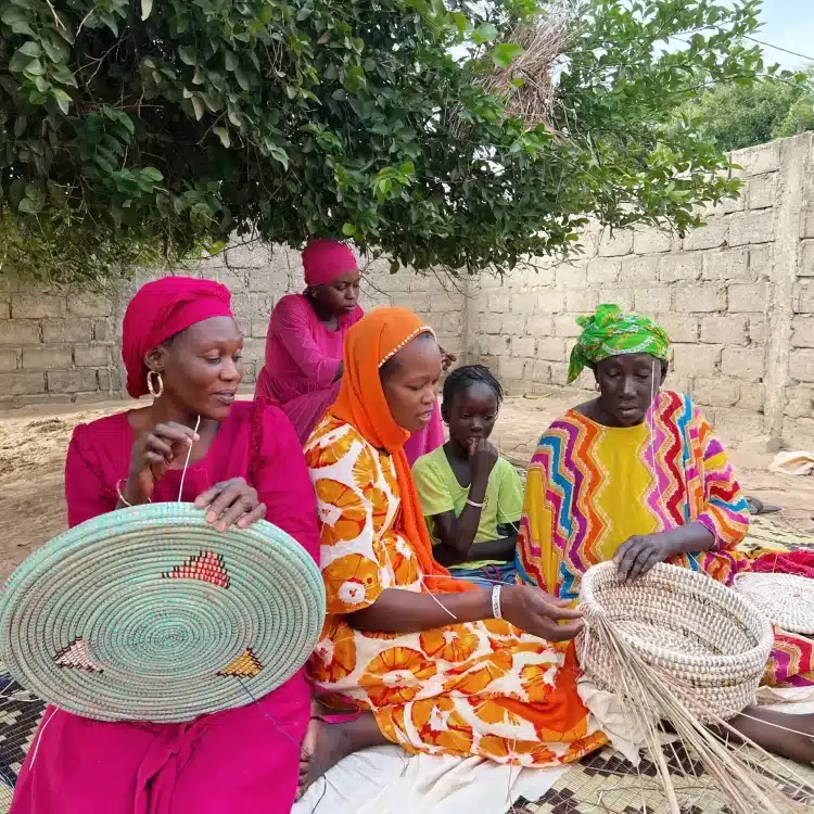 Photo d'ambiance fabrication de paniers bleus