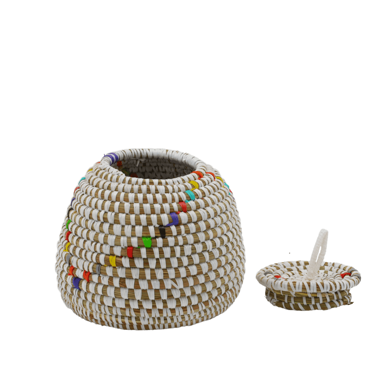 Petit panier avec couvercle à côté