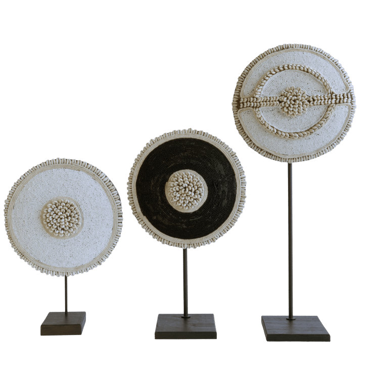 groupe de 3 boucliers sur support