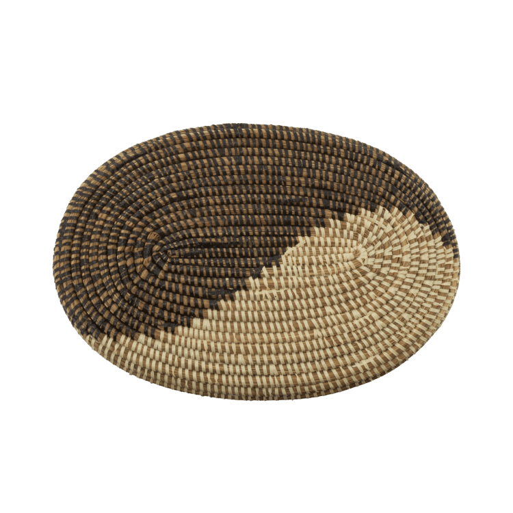 Vue de dessus du panier ovale avec motif