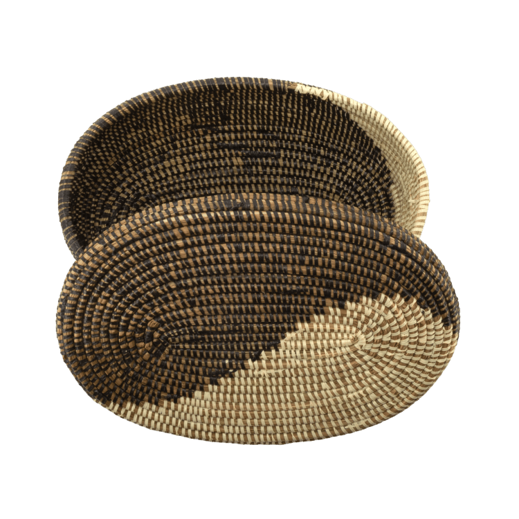 Vue de dessus du panier ovale avec motif