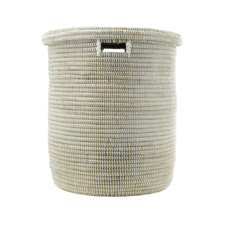 Vue latérale du panier à linge blanc