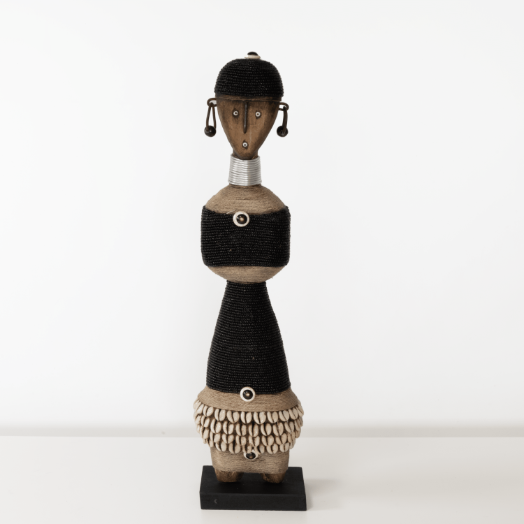 Poupée Namji – A4 (Noir)